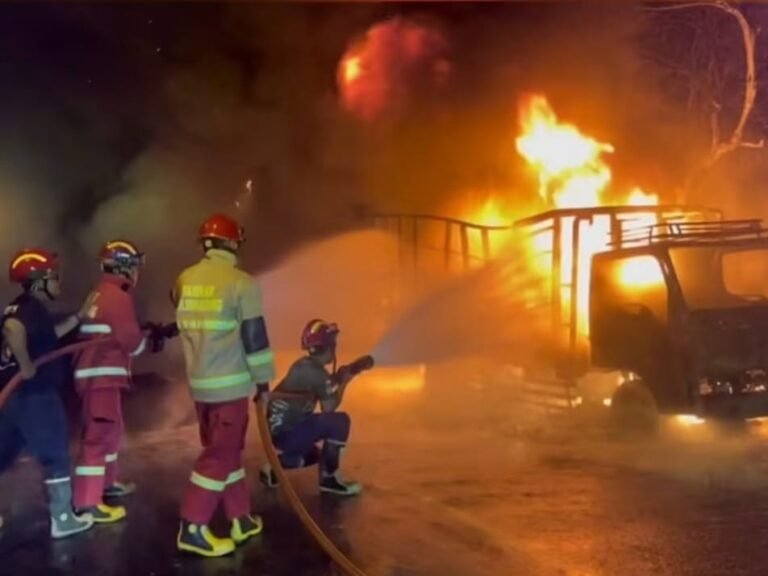 Truk Angkut Getah Pinus Terbakar di Jalan Raya Jeli Tulungagung